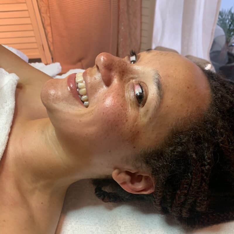 HOLISTISCHE SCHOONHEIDSRITUELEN, BEAUTY BEHANDELINGEN & BENODIGDHEDEN stralende vrouw glowingskin stralende huid